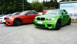 Фотографии ух BMW 1M от BMW Individual в цветах Green Mamba и Valencia Orange
